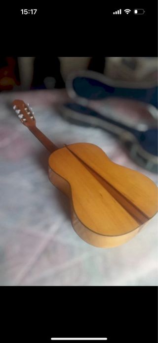 Guitarra tapa cedro, fondo ciprés