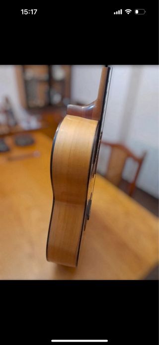 Guitarra tapa cedro, fondo ciprés