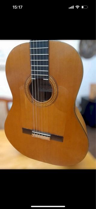 Guitarra tapa cedro, fondo ciprés