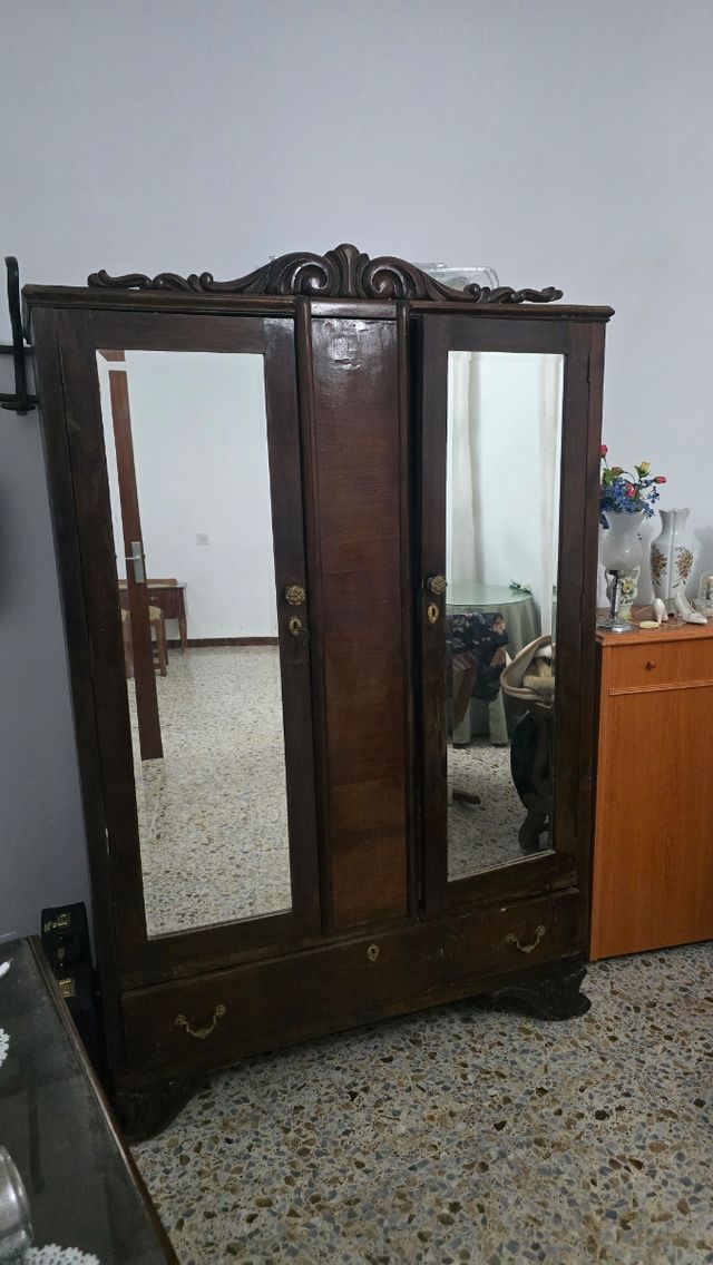 Armario antiguo de madera