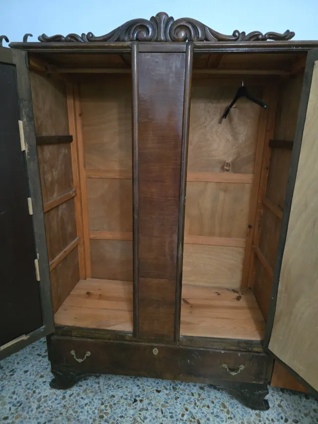 Armario antiguo de madera