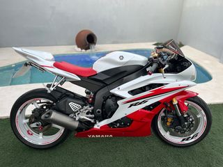 Yamaha R6 Blanca y Roja