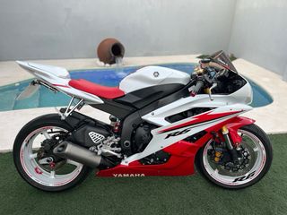 Yamaha R6 Blanca y Roja