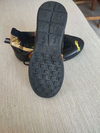 Zapatillas Puma Ferrari Negras y Doradas