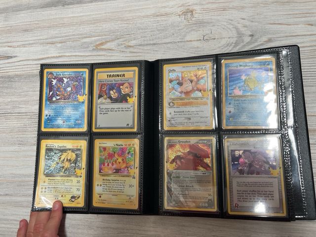 Collezione completa Pokémon Celebrations in inglese