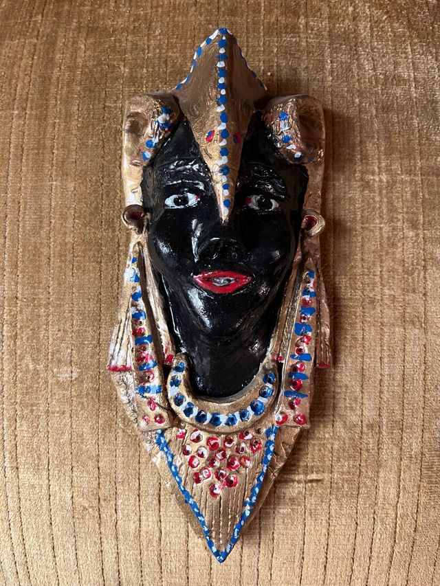 Máscara artesanal de barro decorada