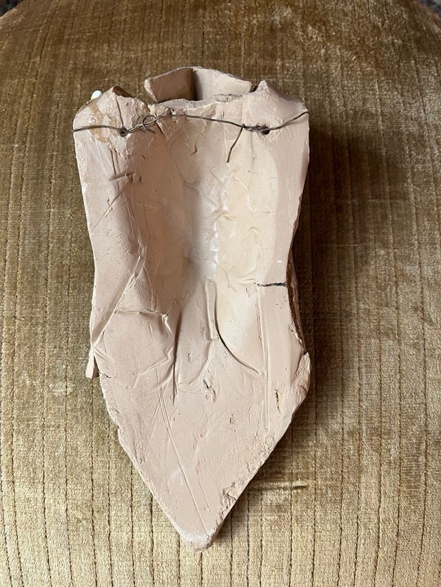 Máscara artesanal de barro decorada