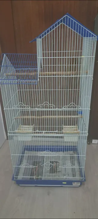 Jaula para pájaros blanca y azul