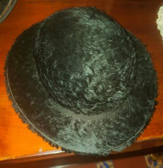 Sombrero bombín sacerdote pelo negro