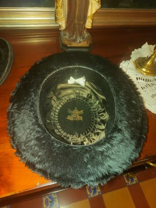 Sombrero bombín sacerdote pelo negro