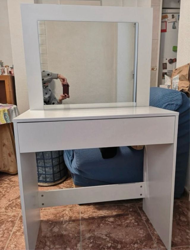 Tocador blanco de madera