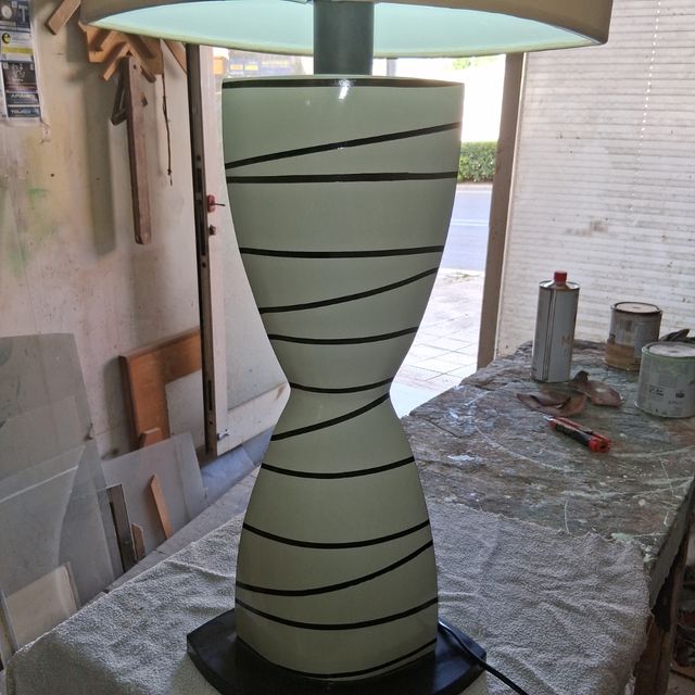 Lampada clessidra design beige e nero