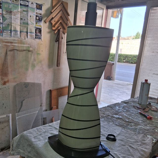 Lampada clessidra design beige e nero