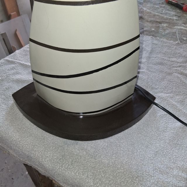 Lampada clessidra design beige e nero