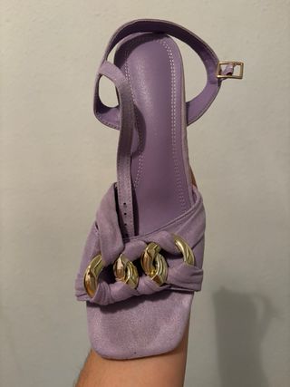Sandalias tacón lila con cadena dorada