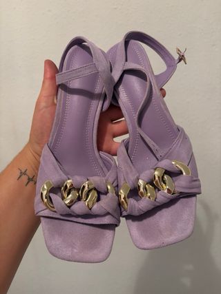 Sandalias tacón lila con cadena dorada
