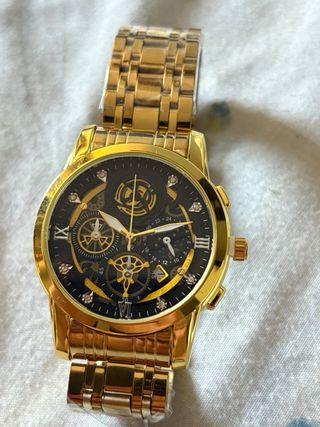 Reloj de pulsera dorado y negro