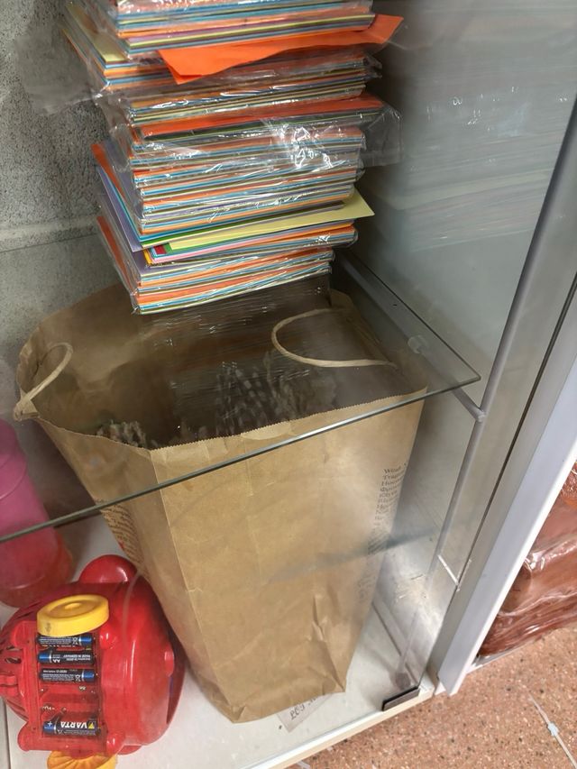 Estantería de cristal y madera y plastico