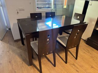 Mesa de comedor y sillas