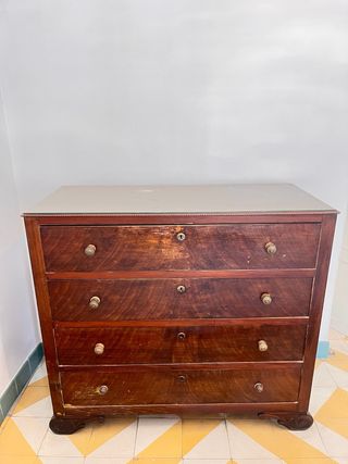 Cómoda de madera con 4 cajones