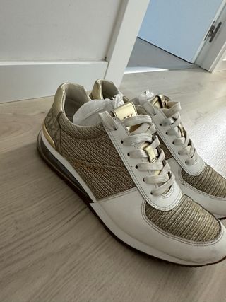 Zapatillas Michael Kors Talla 38 Doradas y Blancas