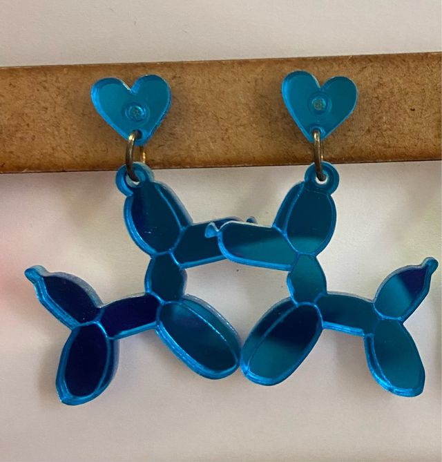 Pendientes de corazón y perro globo