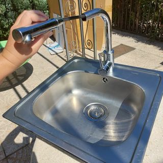 Fregadero Teka acero inox con grifo extraible.