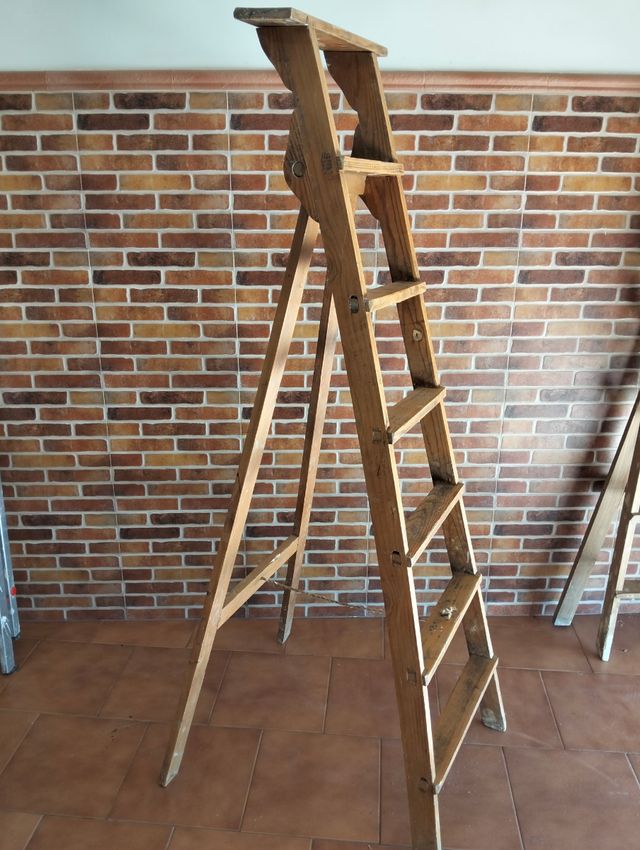 Escalera de madera de pintor plegable.