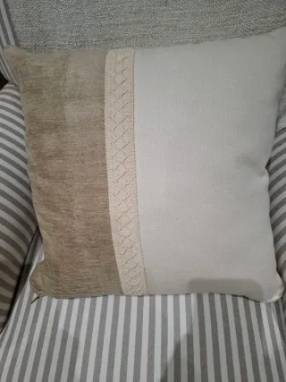 2 Cojines Hechos a Mano Beige y crema