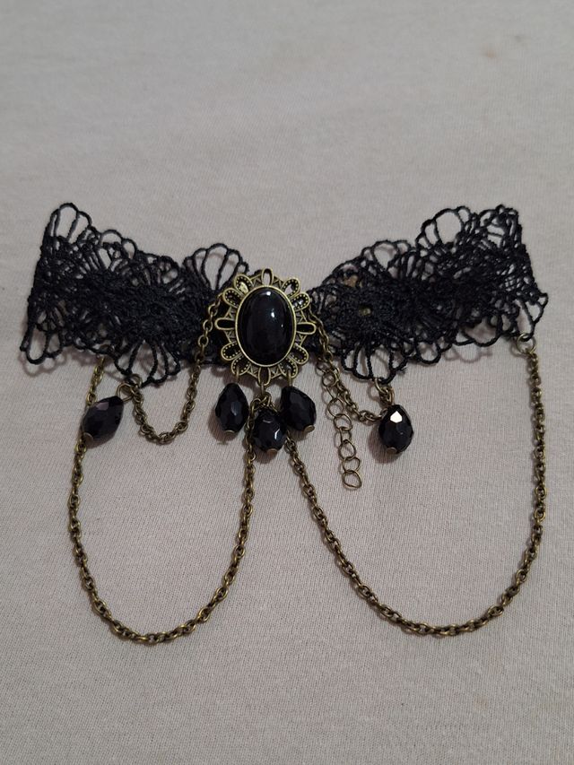 Brazalete de encaje negro y dorado