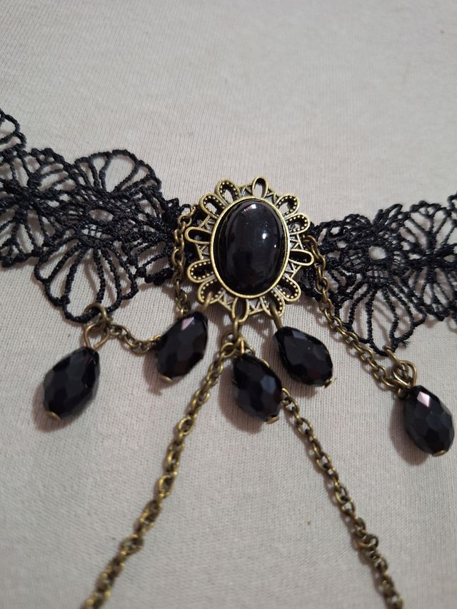 Brazalete de encaje negro y dorado