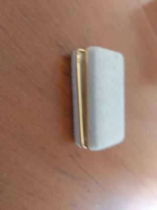 Botones de traje marrones y dorados