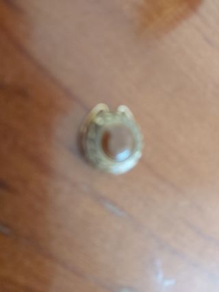 Botones de traje marrones y dorados