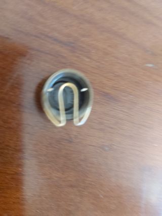 Botones de traje marrones y dorados