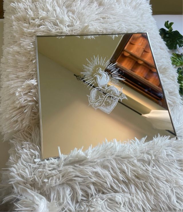 Specchio con incisione