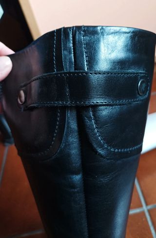 Stivali alti neri con cerniera