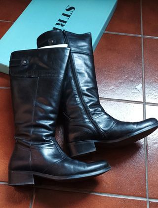 Stivali alti neri con cerniera