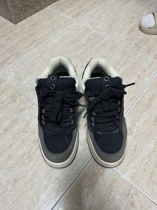 Zapatos Bershka Negros y Grises