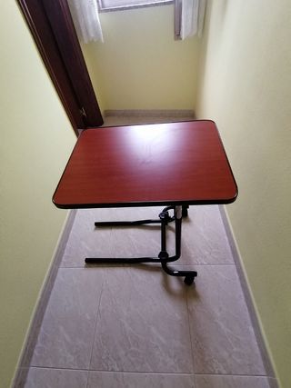 Mesita auxiliar regulable en altura