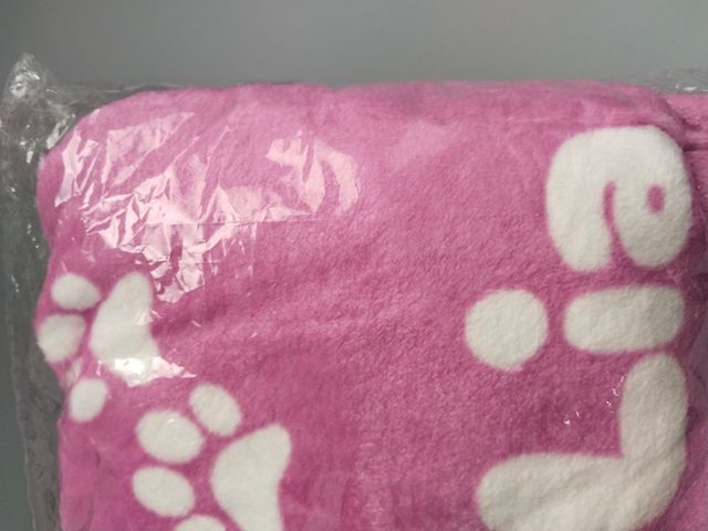 Manta rosa suave con huellas y nombres Lia.