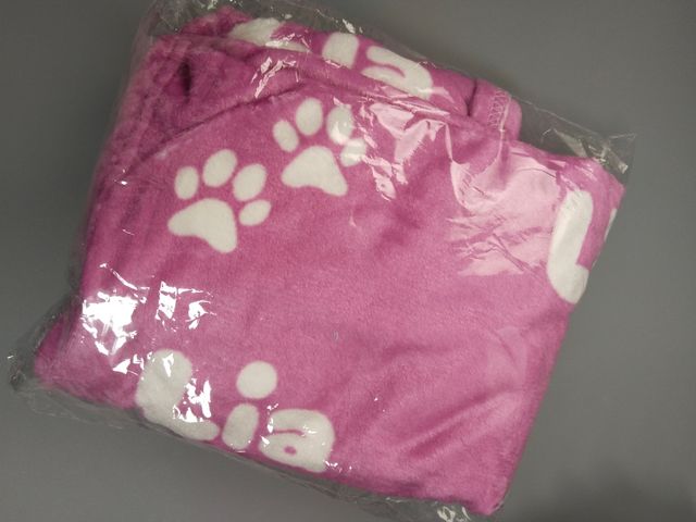 Manta rosa suave con huellas y nombres Lia.