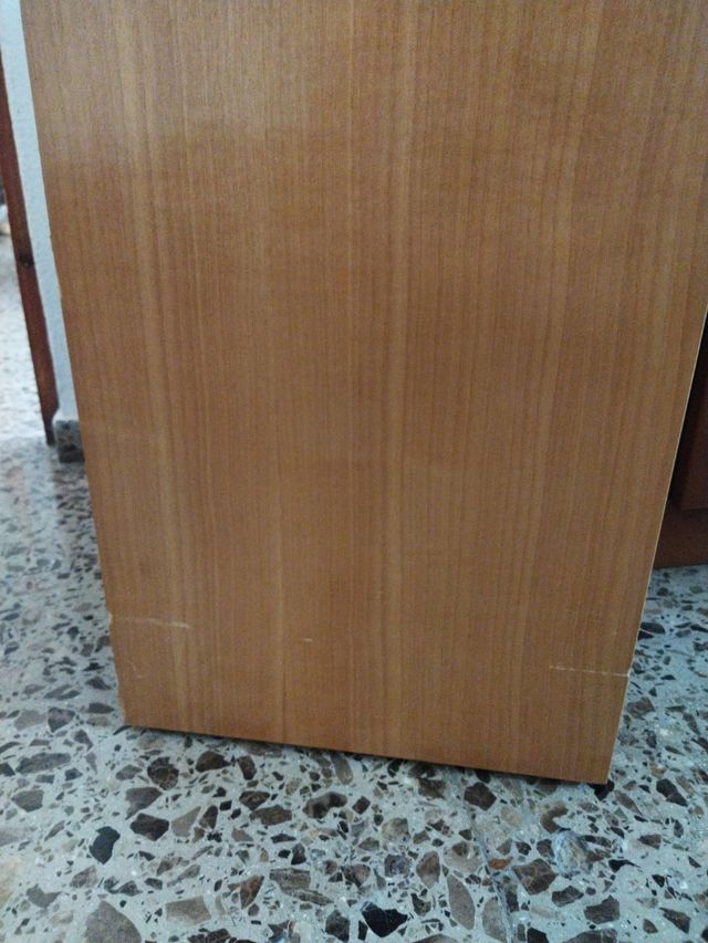 Mesita de noche madera y metal.