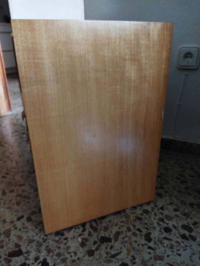 Mesita de noche madera y metal.