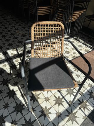 Sillas de terraza de mimbre y metal