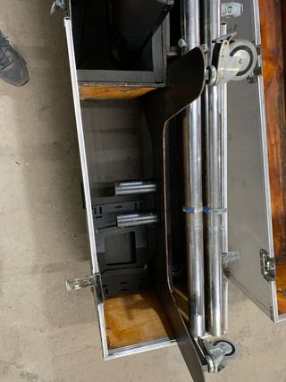 TV Sony con soporte de suelo y caja de transporte