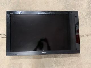 TV Sony con soporte de suelo y caja de transporte