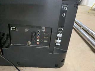 TV Sony con soporte de suelo y caja de transporte