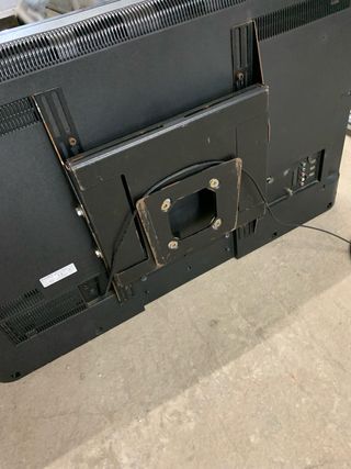 TV Sony con soporte de suelo y caja de transporte