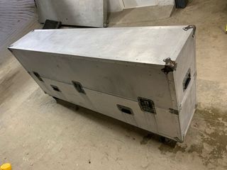 TV Sony con soporte de suelo y caja de transporte