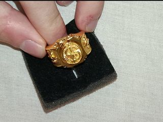 Anillo dorado de símbolo de dollar con brillantes 